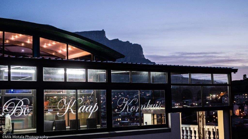 Bo-Kaap Kombuis at dusk with Table Mountain behind