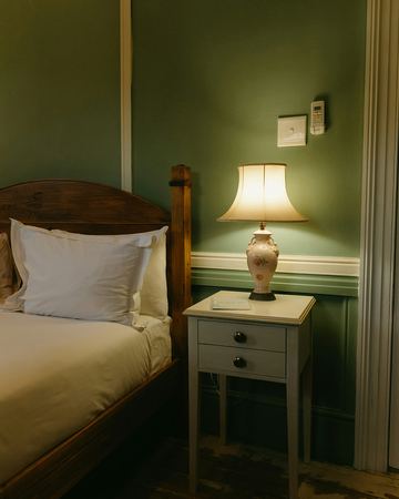 The green room: the bed and its lamps