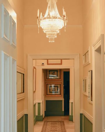 The entrance corridor and its chandelier